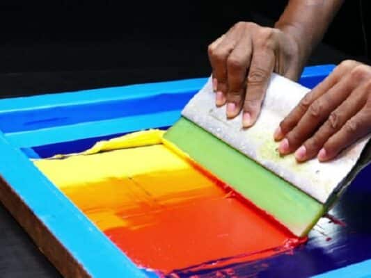 Kỹ thuật in kéo lụa truyền thống